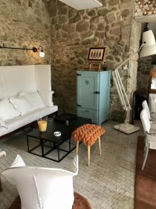 salon z kanapą i stołem w obiekcie Enoturismo Novavila Rias Baixas Wine Design w mieście Meis