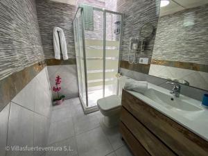 a bathroom with a sink and a toilet and a shower at Edificio Prieto VIV 6 in Puerto del Rosario