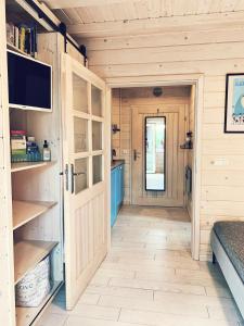 um corredor numa cabina com uma porta e uma televisão em Sunny Corner Holiday Apartment em Rheinböllen