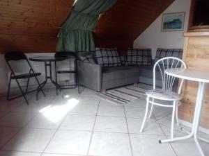 salon z kanapą, krzesłami i stołem w obiekcie Marika apartman w mieście Balatongyörök