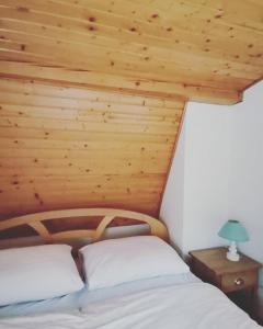 Ένα ή περισσότερα κρεβάτια σε δωμάτιο στο Chata Baračka