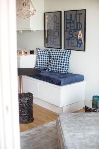 a bench with a blue cushion in a living room at Frogner House Apartments - Huitfeldtsgate 19 in Oslo