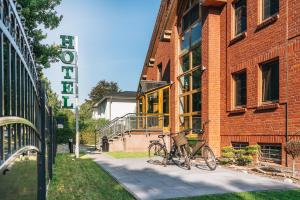 ein Fahrrad, das vor einem Backsteingebäude geparkt ist in der Unterkunft Ökotel Hamburg in Hamburg