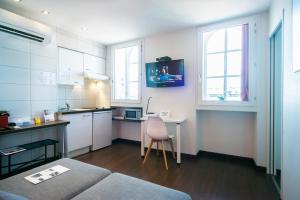 - une cuisine avec un canapé et une table dans une chambre dans l'établissement Residence Metropole Toulouse, à Toulouse