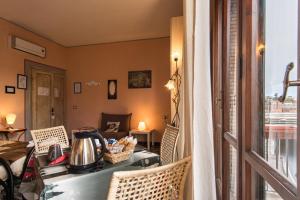 佛羅倫斯的住宿－索吉歐諾佛特莎費歐雷堤那酒店，客房配有桌子、茶壶和椅子