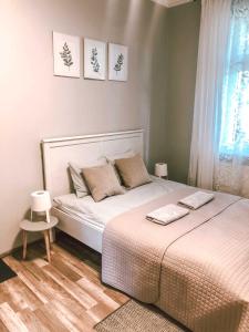 เตียงในห้องที่ Bankowa 8 Guest Rooms