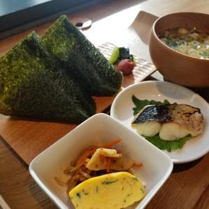 una mesa con dos platos de comida y un tazón de sopa en HEARTS Capsule Hotel & Spa HAKATA, en Fukuoka