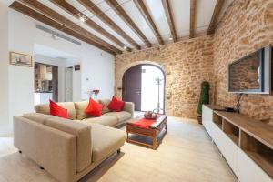 - un salon avec un canapé et une table dans l'établissement Casa Sa Pedra, en el centro histórico de Alcudia, à Alcúdia