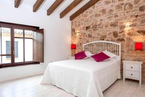 Postel nebo postele na pokoji v ubytování Casa Sa Pedra, en el Centro Histórico de Alcudia