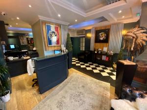 a large lobby with a hair salon with a counter at Hôtel Etoile Trocadéro in Paris