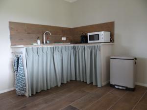 A kitchen or kitchenette at The Green Cottage