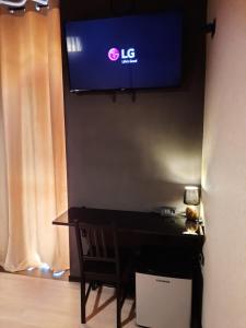 mesa de comedor con TV en la pared en karma, en Montecorvino Rovella