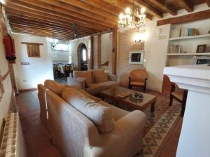 una sala de estar con un sofá y una mesa en La Aldaba del siglo XX, en Alcañizo