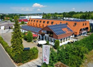 eine Aussicht auf ein Gebäude mit Sonnenkollektoren in der Unterkunft Landhotel Küffner in Pfedelbach