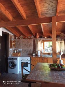 Kuchyň nebo kuchyňský kout v ubytování Aretis sea view house