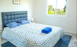マルベーリャにあるLovely Puerto Banus Apartmentのベッドルーム1室(青い枕付きのベッド1台付)