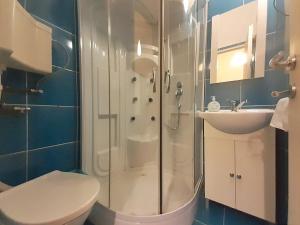 un bagno con doccia, WC e lavandino di Black Church Studio a Braşov Altre 10 foto