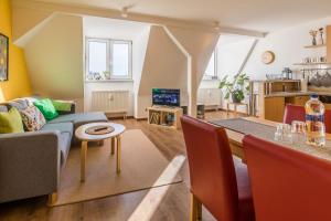 een woonkamer met een bank en een tafel bij Ferienwohnung Alte Baumwollspinnerei in Leipzig