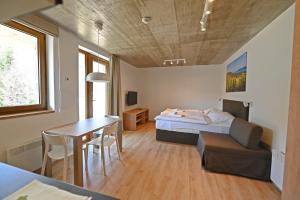 Postel nebo postele na pokoji v ubytování Vetrnik Depandance Hotelu Jirinka + 28 fotografií