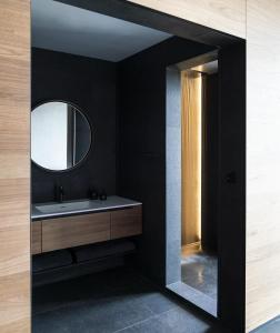La salle de bains est pourvue d'un lavabo et d'un miroir. dans l'établissement The Retreat at Blue Lagoon Iceland, à Grindavík