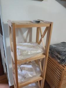 a book shelf in a room with a bed at Casa los Abuelos in El Pinar del Hierro