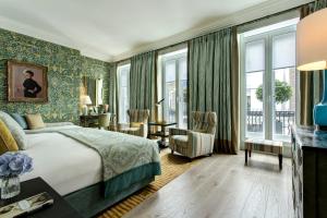 1 dormitorio con 1 cama grande y cortinas verdes en Brown's Hotel, a Rocco Forte Hotel, en Londres