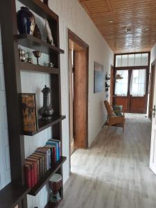 a living room with a book shelf with books at Alleeblick in Ballenstedt