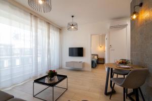 Televízia a/alebo spoločenská miestnosť v ubytovaní VIP Apartamenty Butikowa