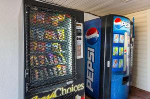 una máquina expendedora de refrescos junto a una máquina de pepsi en Econo Lodge, en Kingsport