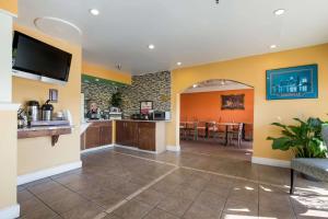 een lobby van een fastfoodrestaurant met een bar bij Econo Lodge Inn & Suites I-65 in Brooks