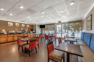 ห้องอาหารหรือที่รับประทานอาหารของ Comfort Suites Visalia - Convention Center