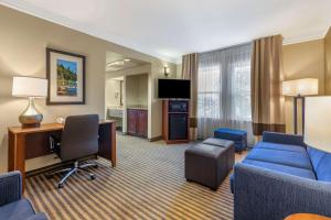 A seating area at Comfort Suites Visalia - Convention Center