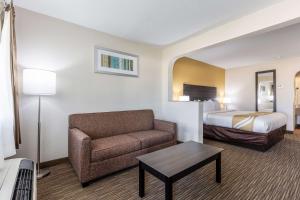 a hotel room with a couch and a bed at Quality Inn Southaven - Memphis South in Southaven
