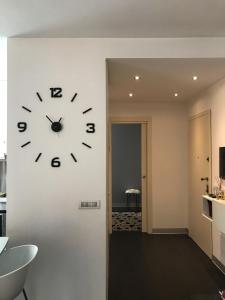 um relógio numa parede num quarto em Civico6 em Tirano