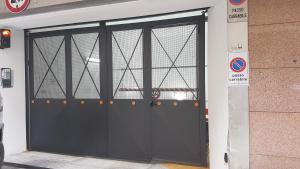 un par de puertas de garaje en un edificio en Hotel Royal Palace, en Messina