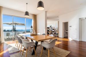 - une salle à manger avec une table et des chaises dans l'établissement Luxury villa Carlota with private pool by HR Madeira, à Caniço