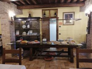 una habitación con una mesa con comida. en Il renaiolo, en Spello