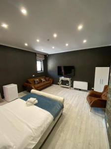 um quarto com uma cama grande e uma sala de estar em Arizet Boutique Mamaia em Mamaia
