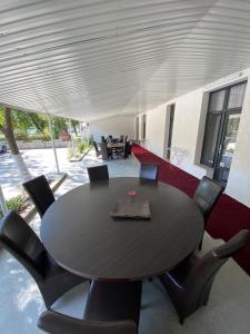 uma mesa preta e cadeiras num quarto em Arizet Boutique Mamaia em Mamaia