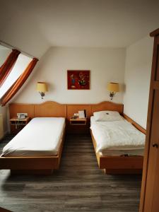 ein Zimmer mit zwei Betten und einem Fenster in der Unterkunft Etzhorner Krug in Oldenburg