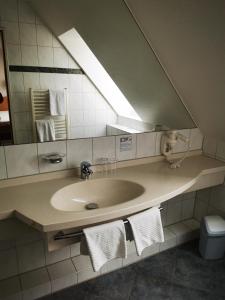 Ein Badezimmer in der Unterkunft Etzhorner Krug