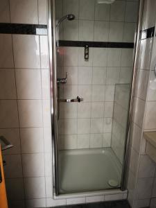 eine Dusche mit einer Glastür in einem Badezimmer in der Unterkunft Etzhorner Krug in Oldenburg + 5 Fotos