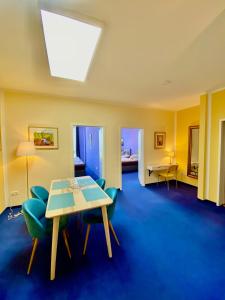 a living room with a table and chairs at Business Apartment near Neuss/Düsseldorf in Korschenbroich