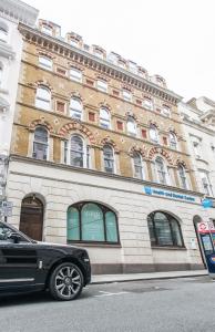 ein schwarzes Auto, das vor einem Gebäude parkt in der Unterkunft Chancery Quarters, Chancery Lane in London