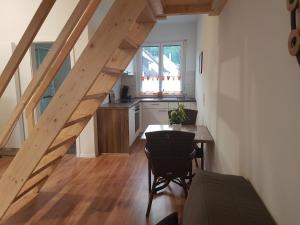 uma cozinha com uma escada de madeira e uma mesa de madeira em Casa Colori Rheinfelden em Herten