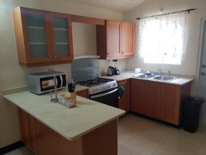 Montego Bay Home Close to Resort Area and Airport tesisinde mutfak veya mini mutfak