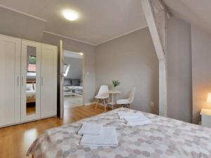 1 dormitorio con 1 cama, mesa y sillas en Apartament w Mieście, en Duszniki-Zdrój