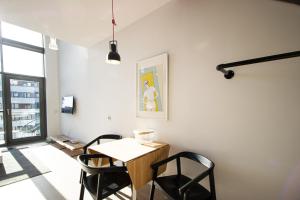Televízia a/alebo spoločenská miestnosť v ubytovaní Qbik Loft Modern Apartment