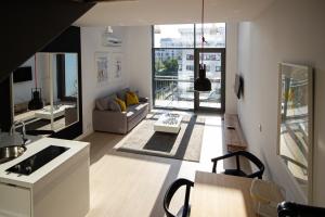 Televízia a/alebo spoločenská miestnosť v ubytovaní Qbik Loft Modern Apartment