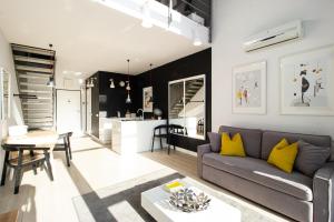 Posedenie v ubytovaní Qbik Loft Modern Apartment